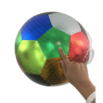Balón de fútbol colorido de color plástico relleno de peluche para habilidades motoras