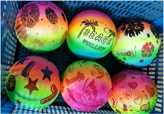Mercado de juguetes 10 &quot;Neon Rainbow Ball con llavero LOGO personalizado