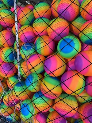 Juego y diversión para adultos Bouncing 9 pulgadas de PVC de la pelota de playa con novedad de diseño de arco iris