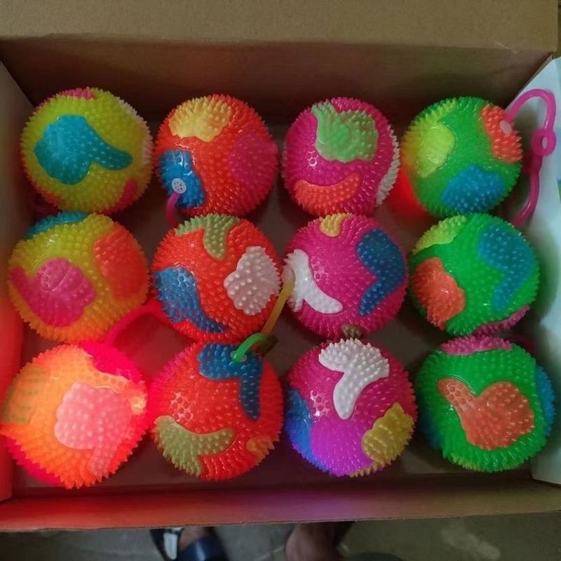 TPR de caucho Flashing Spikey Bouncing Yoyo Toy Ball en múltiples colores Es ideal para aliviar el estrés